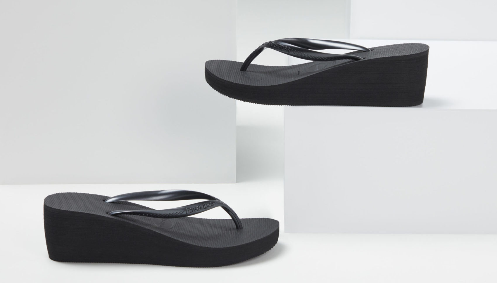 An elevated eCommerce Havaianas product image captured by I Heart Studios.
